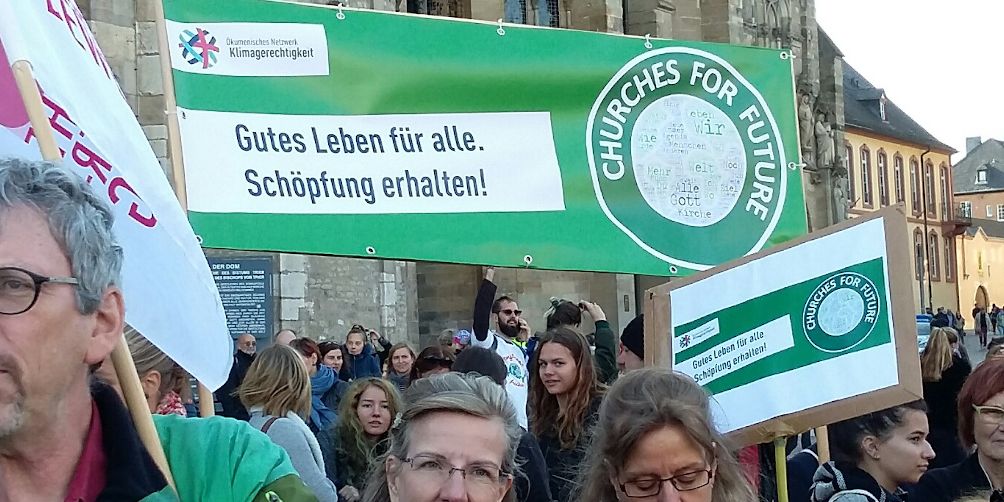 Demonstranten ziehen durch Trier 