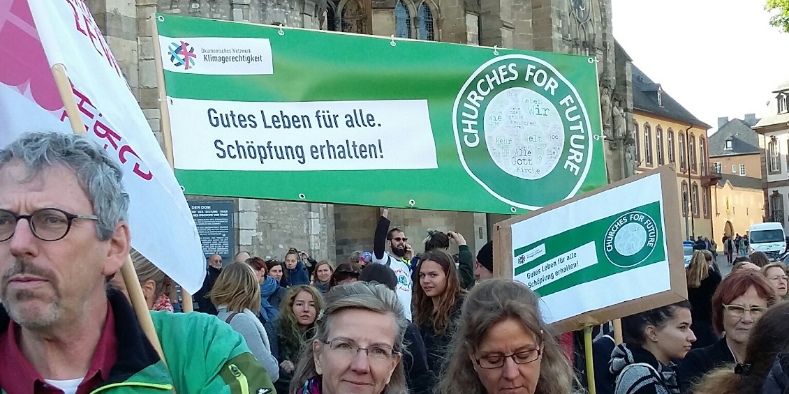 Demonstranten ziehen durch Trier